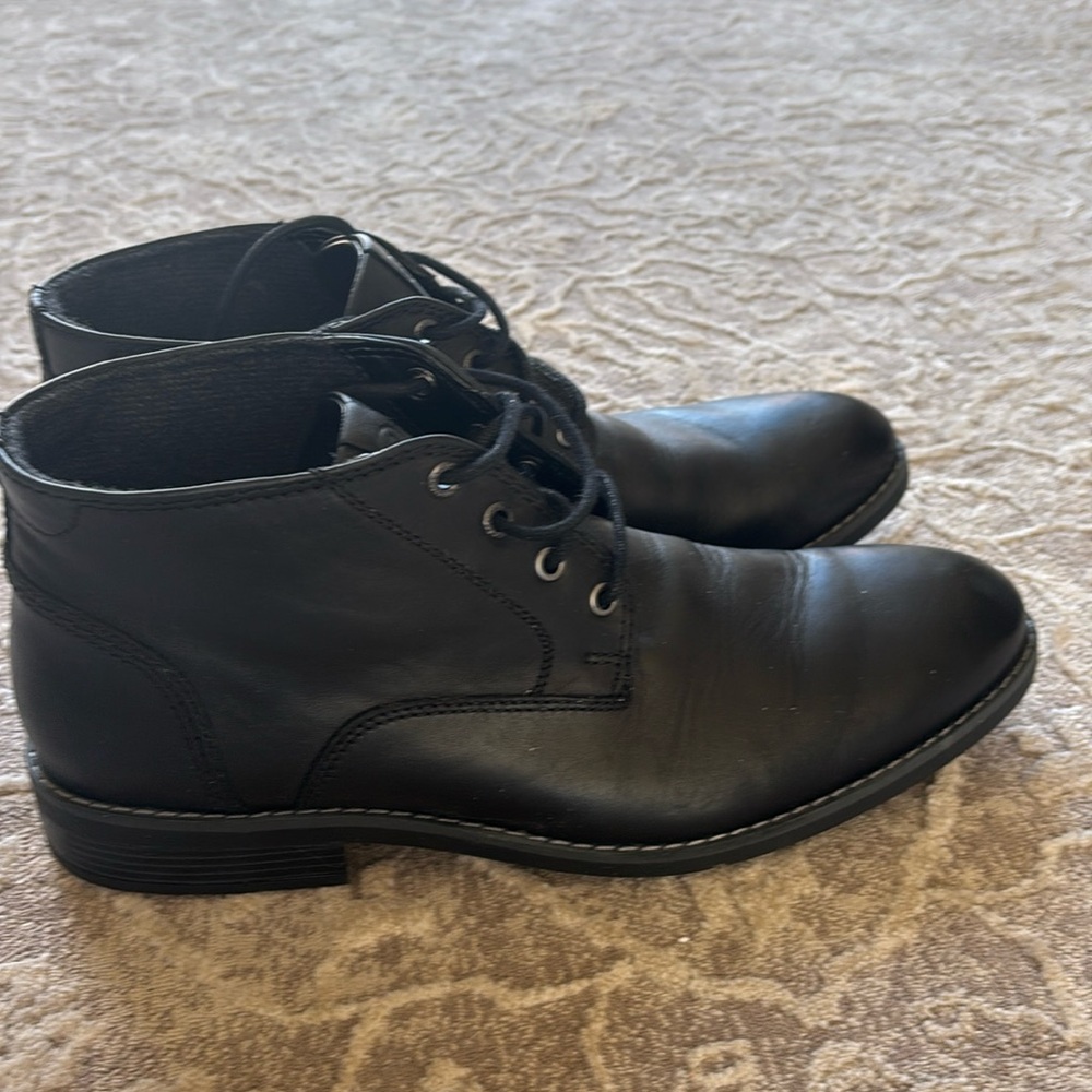 Men’s Rockport lace up black boots
Flexible shock absorbing insoles